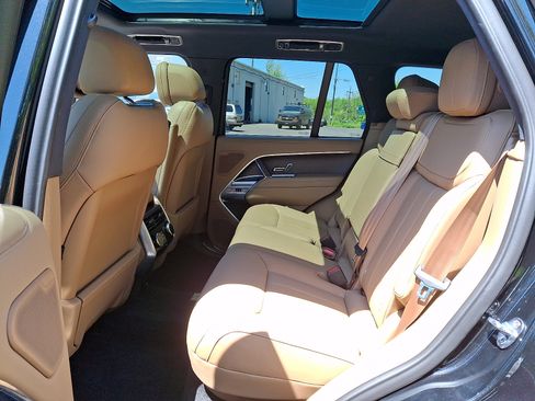 Used 2025 Land Rover Range Rover SE AWD/4WD image 5