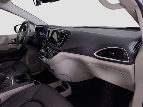 Used 2024 Chrysler Pacifica Touring-L image 33
