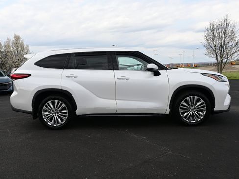 Used 2023 Toyota Highlander Platinum AWD/4WD image 5