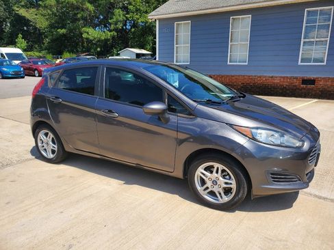 Used 2018 Ford Fiesta SE FWD image 3