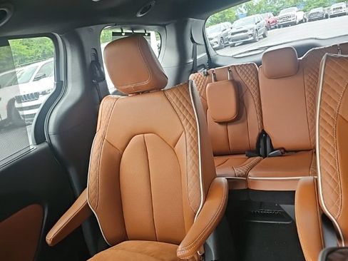 Used 2024 Chrysler Pacifica Pinnacle AWD/4WD image 16