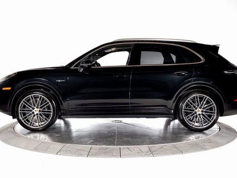 Used 2022 Porsche Cayenne Turbo S image 2