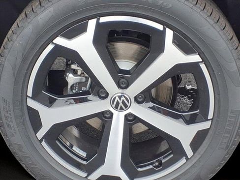 New 2026 Volkswagen Tiguan SE image 2