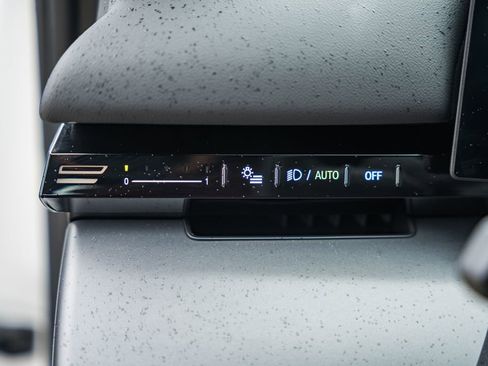 Used 2025 BMW 530i xDrive w/ Premium Package image 33