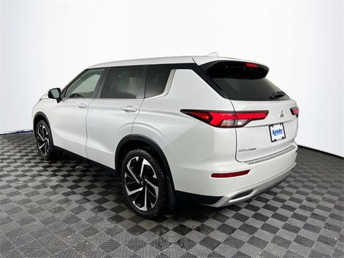 Used 2023 Mitsubishi Outlander SE image 4