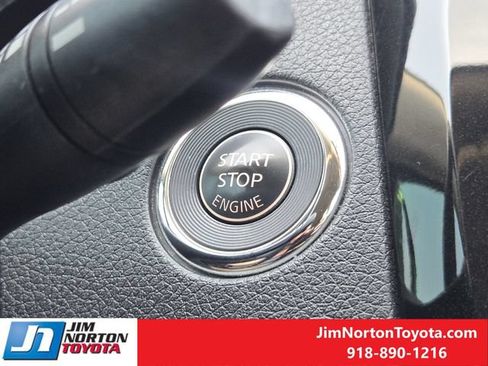 Used 2018 Nissan Rogue SV w/ Premium Package FWD image 23