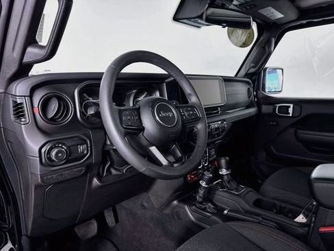 Used 2025 Jeep Wrangler Unlimited Rubicon AWD/4WD image 9