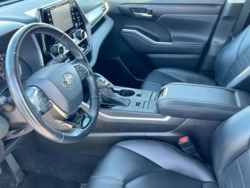 Used 2021 Toyota Highlander XLE image 10