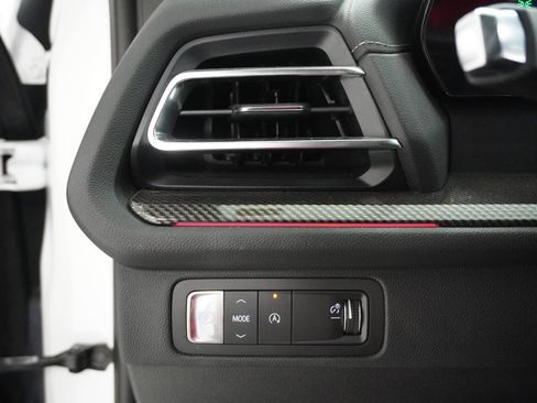 Used 2025 Chevrolet Traverse High Country image 21