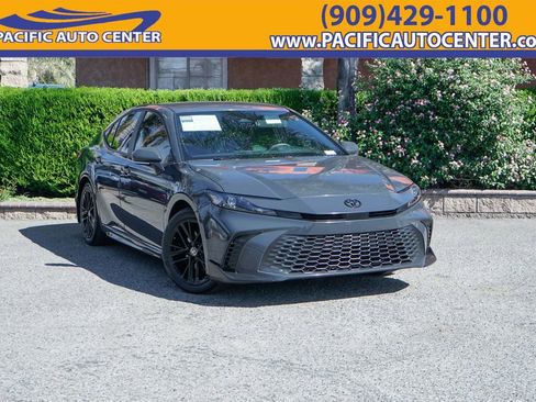 Used 2025 Toyota Camry SE image 1