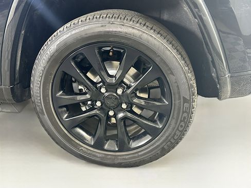 Used 2018 Jeep Grand Cherokee Overland RWD image 11