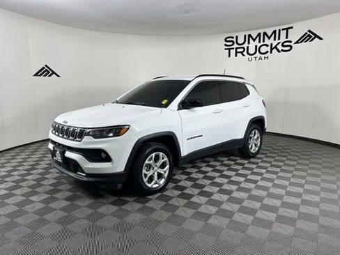 Used 2024 Jeep Compass Latitude AWD/4WD image 3