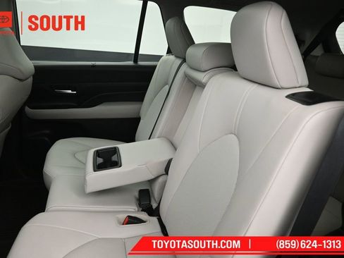 Used 2024 Toyota Grand Highlander AWD image 27