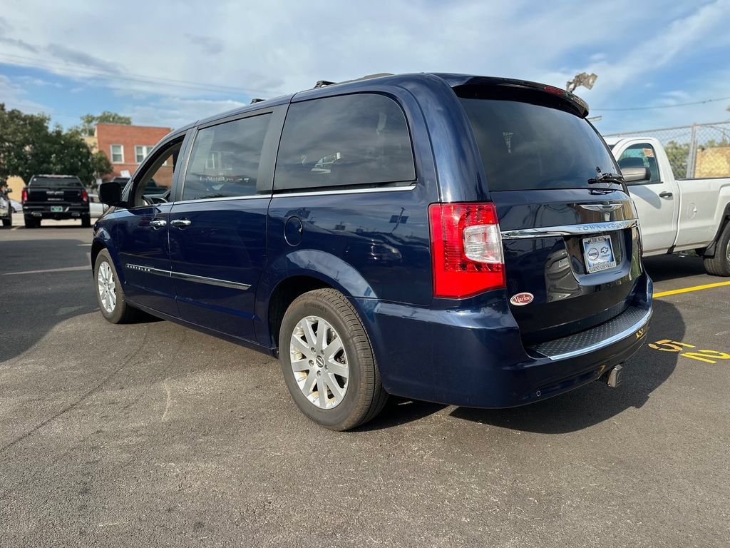 Used 2016 Chrysler Town & Country Touring w/ Driver Convenience Group FWD image 7