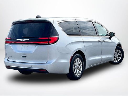 Used 2024 Chrysler Pacifica Touring-L FWD image 3