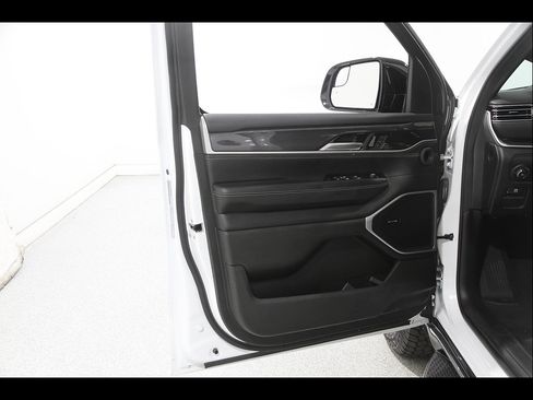 Used 2024 Jeep Wagoneer 4WD w/ Convenience Group I image 4