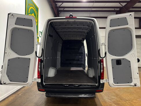 Used 2021 Mercedes-Benz Sprinter 2500 image 11