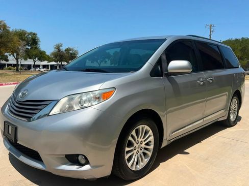 Used 2015 Toyota Sienna XLE w/ XLE Navigation Package FWD image 5