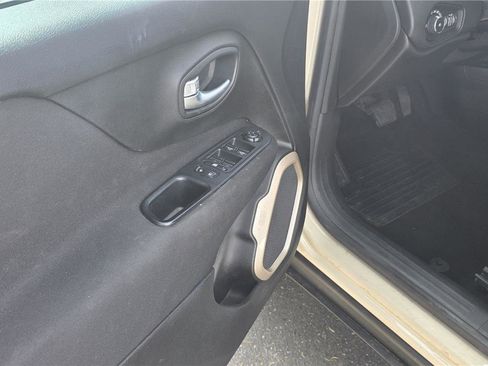 Used 2016 Jeep Renegade Latitude FWD image 9