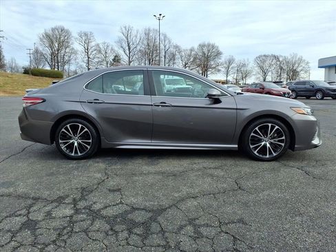 Used 2019 Toyota Camry SE image 2