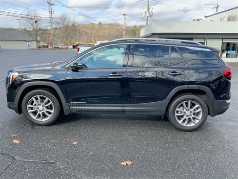 Used 2024 GMC Terrain SLT image 34