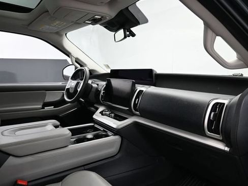 Certified 2025 Ford Expedition Active AWD/4WD image 32