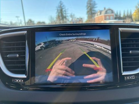 Used 2024 Chrysler Pacifica Touring-L image 19