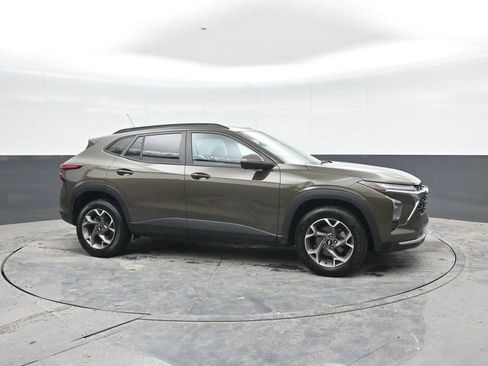 Used 2024 Chevrolet Trax LT w/ Sunroof Package FWD image 8