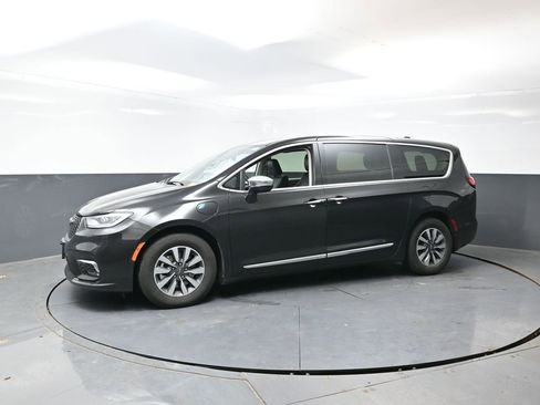 Used 2023 Chrysler Pacifica Limited image 10