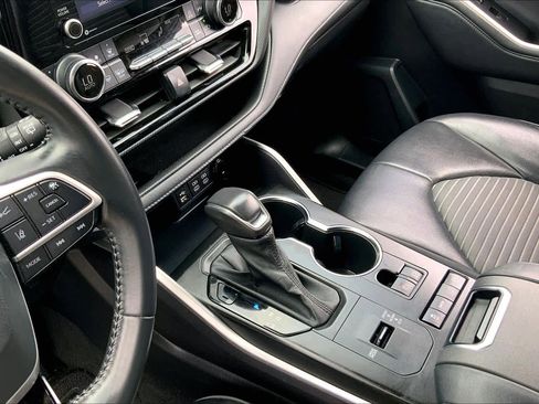 Used 2022 Toyota Highlander XSE image 16