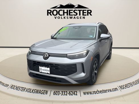 Used 2025 Volkswagen Tiguan SE AWD/4WD image 1