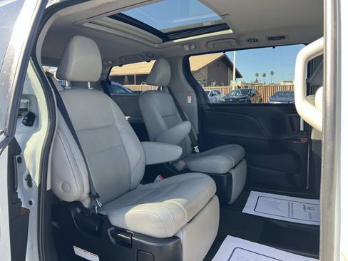 Used 2018 Toyota Sienna Limited image 32