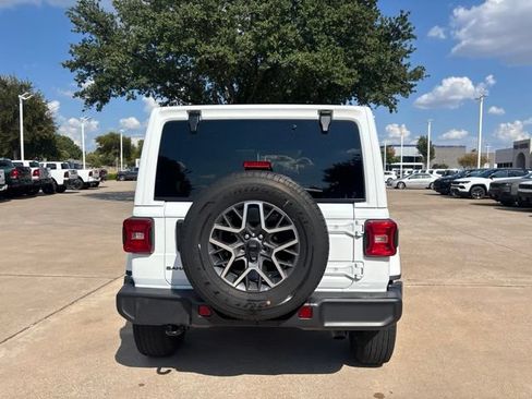 Used 2025 Jeep Wrangler Unlimited Sahara AWD/4WD image 6
