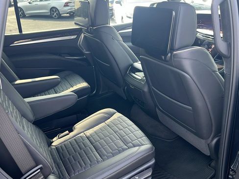 Used 2025 Cadillac Escalade Sport Platinum AWD/4WD image 17