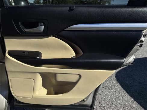 Used 2016 Toyota Highlander XLE image 22