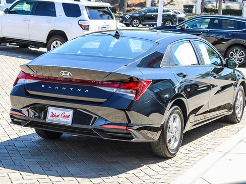 Used 2023 Hyundai Elantra SE FWD image 7