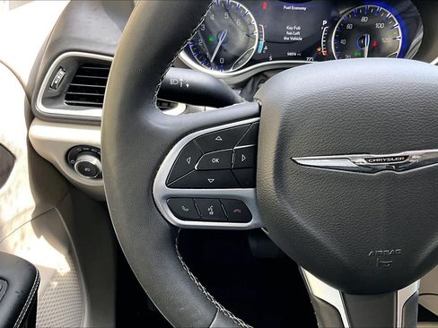 Used 2024 Chrysler Pacifica Touring-L FWD image 24