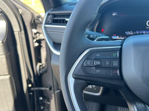 Used 2023 Jeep Grand Cherokee L Laredo image 31