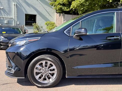 Used 2023 Toyota Sienna XLE FWD image 10
