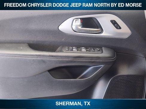 Used 2025 Chrysler Pacifica Limited FWD image 16
