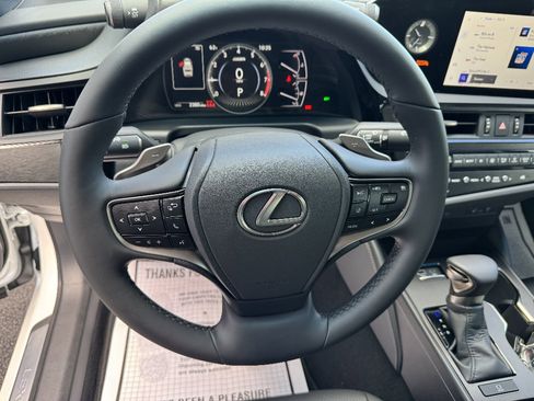 Used 2025 Lexus ES 350 w/ Premium Package FWD image 15