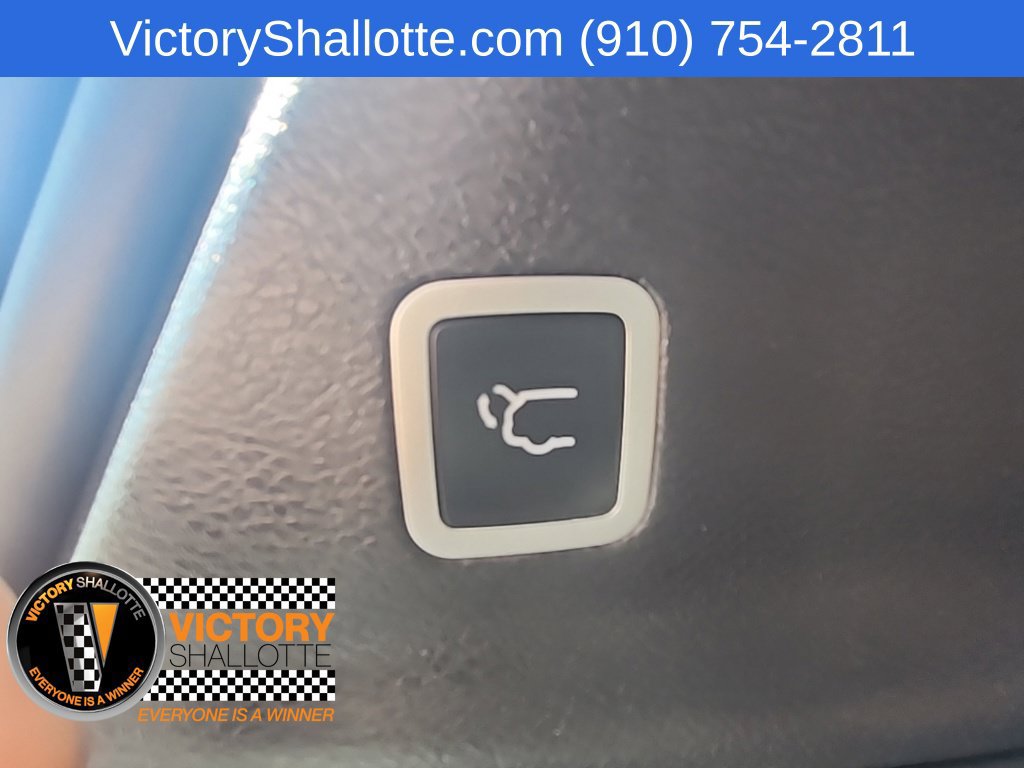 Used 2025 Chrysler Pacifica Limited FWD image 36
