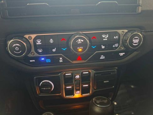 Used 2025 Jeep Wrangler Sahara image 21