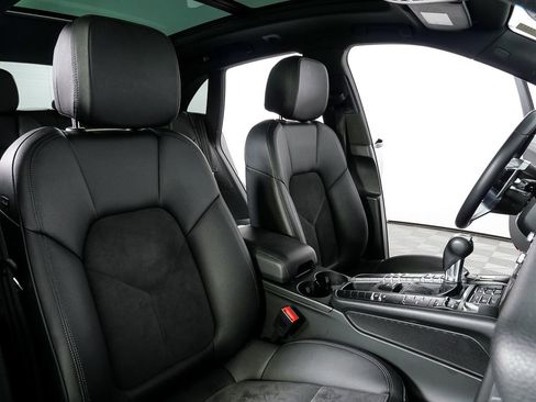 Certified 2020 Porsche Macan AWD/4WD image 23