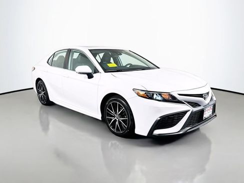 Used 2022 Toyota Camry SE w/ Cold Weather Package image 10