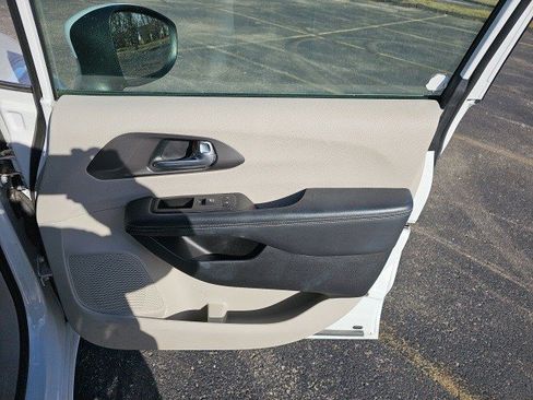 Used 2023 Chrysler Pacifica Touring-L image 14