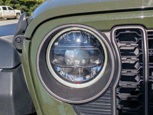 Used 2024 Jeep Gladiator Rubicon w/ Technology Group image 10