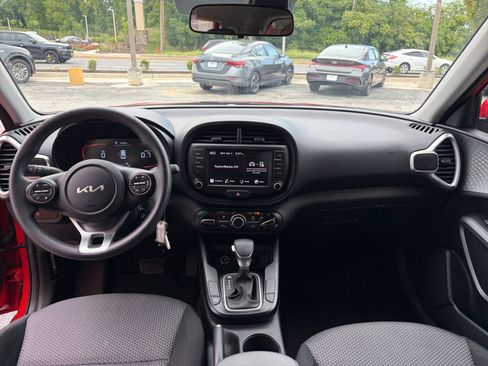 Used 2025 Kia Soul LX w/ LX Technology Package FWD image 29