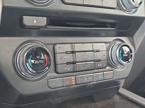 Used 2016 Ford F150 Platinum w/ Equipment Group 701A Luxury image 19