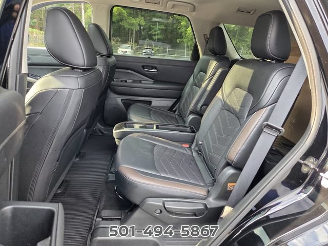 Used 2024 Nissan Pathfinder Platinum w/ Lighting Package (N92) FWD image 10